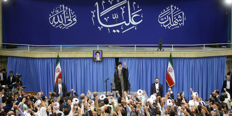 رهبر معظم انقلاب اسلامی در دیدار هزاران نفر از قشرهای مختلف مردم: